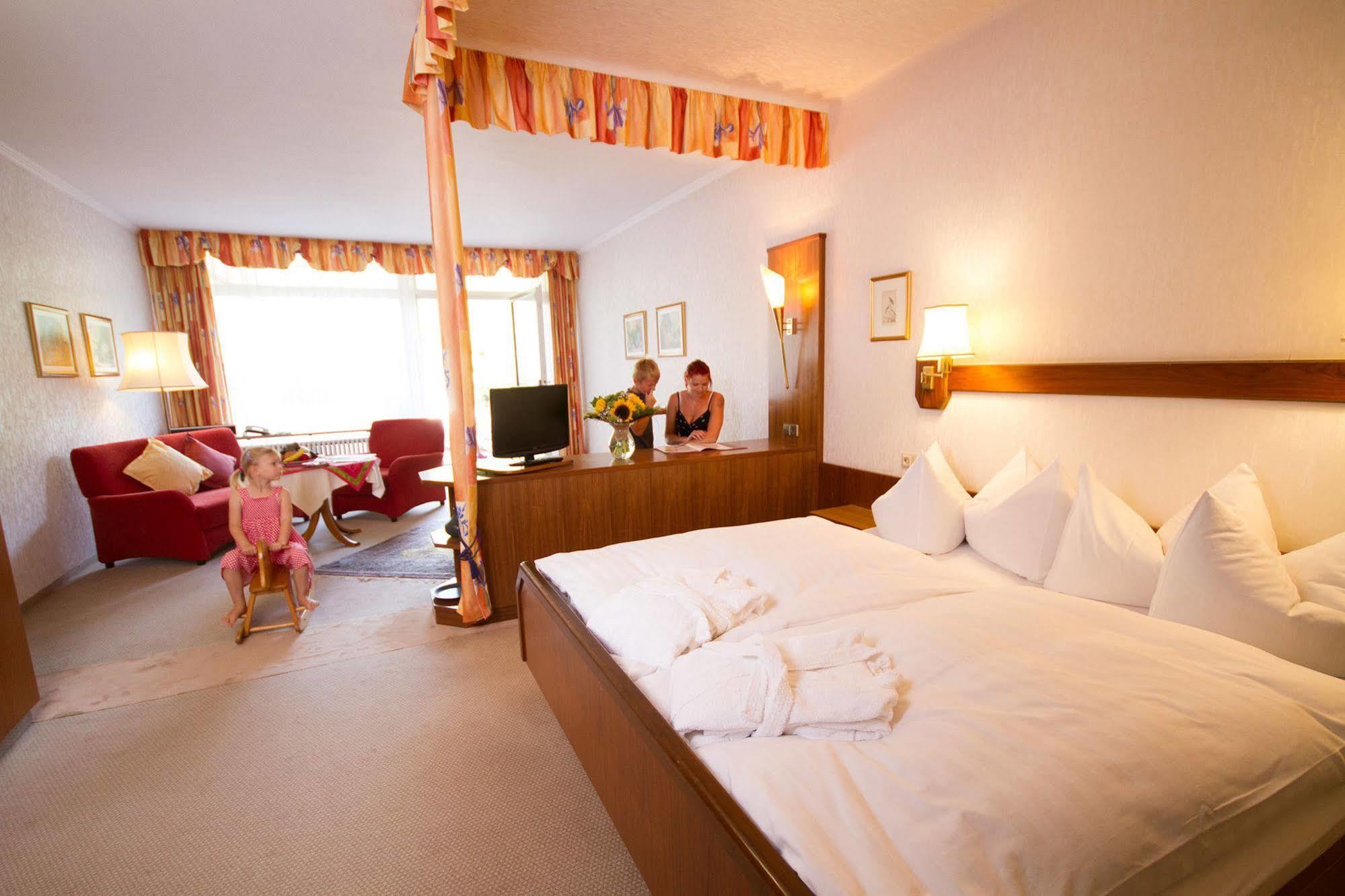 Hotel Valsana Am Kurpark Bad Wildbad Exterior photo